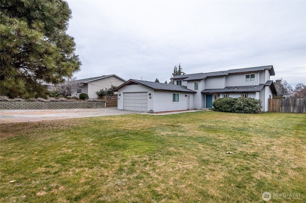 Photo of 1856 4th Street SE, East Wenatchee, WA 98802 (MLS # 2472383)