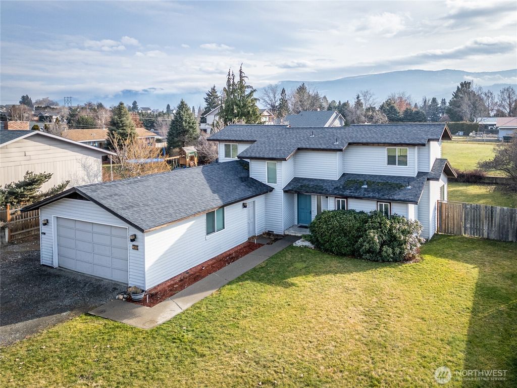 Photo of 1856 4th Street SE, East Wenatchee, WA 98802 (MLS # 2472383)