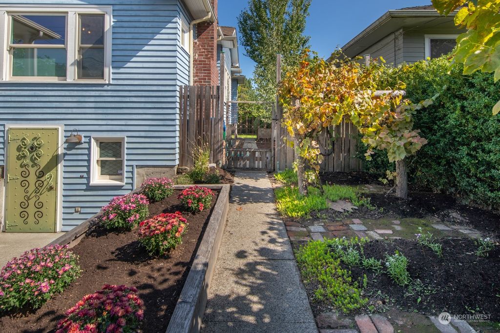 Photo of 906 26th Avenue, Seattle, WA 98122 (MLS # 2292068)