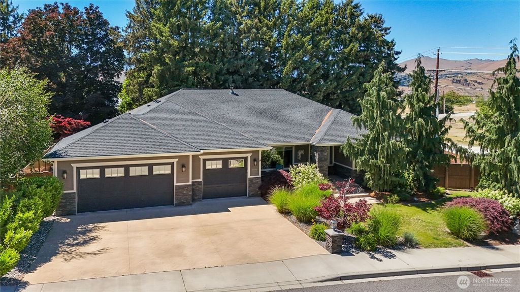 Photo of 3484 Ashwood Drive, East Wenatchee, WA 98802 (MLS # 2538793)