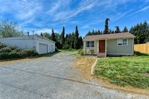 Photo of 325 N Hawthorne Street, Burlington, WA 98233 (MLS # 2515881)
