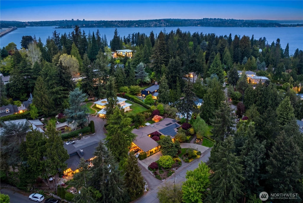 Photo of 3215 78th Place NE, Medina, WA 98039 (MLS # 2589179)