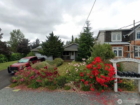 Photo of 696 16th Avenue W, Kirkland, WA 98033 (MLS # 2496154)