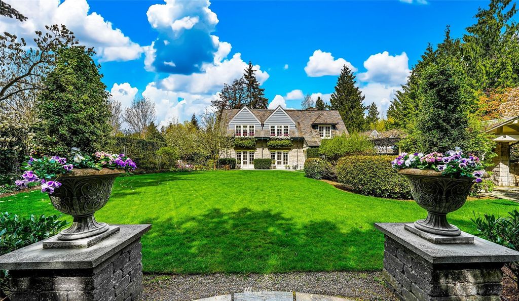 Photo of 8106 Overlake Drive W, Medina, WA 98039 (MLS # 1956867)