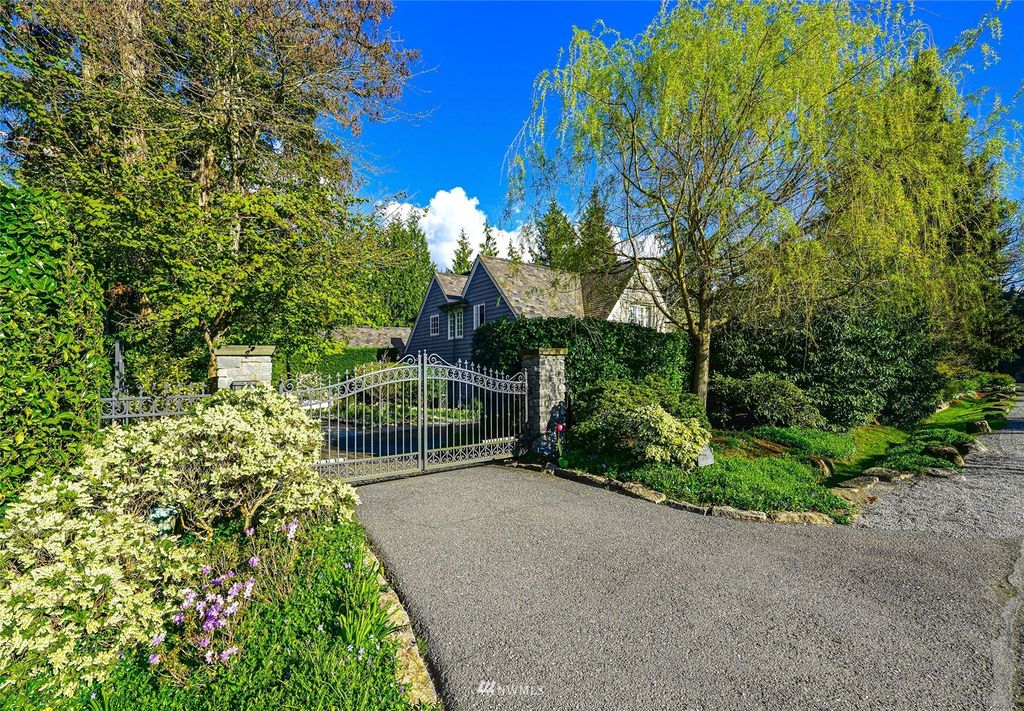 Photo of 8106 Overlake Drive W, Medina, WA 98039 (MLS # 1956867)