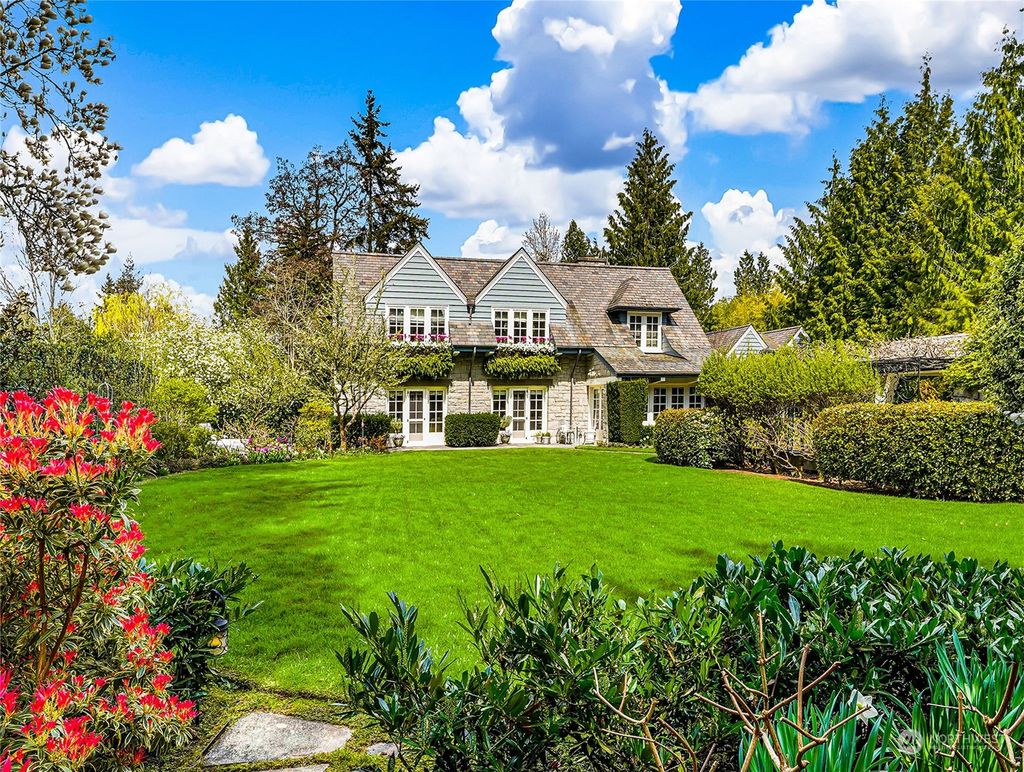 Photo of 8106 Overlake Drive W, Medina, WA 98039 (MLS # 1956867)