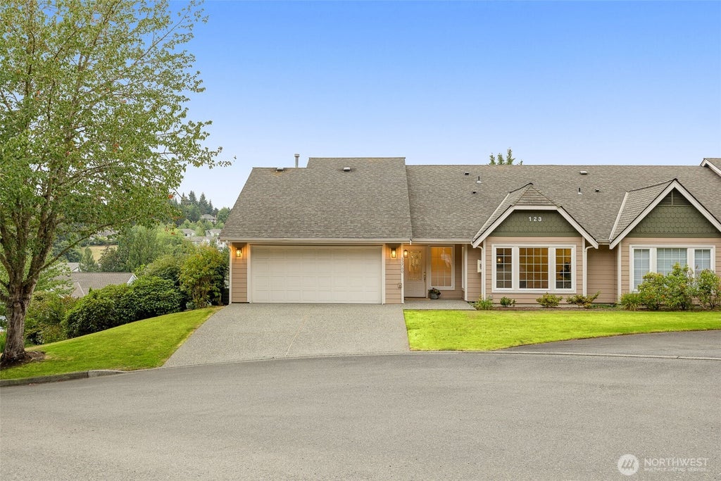 Photo of 22760 SE 43rd Court #2617, Issaquah, WA 98029 (MLS # 2544061)