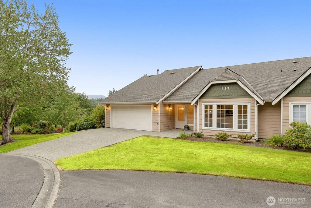 Photo of 22760 SE 43rd Court #2617, Issaquah, WA 98029 (MLS # 2544061)