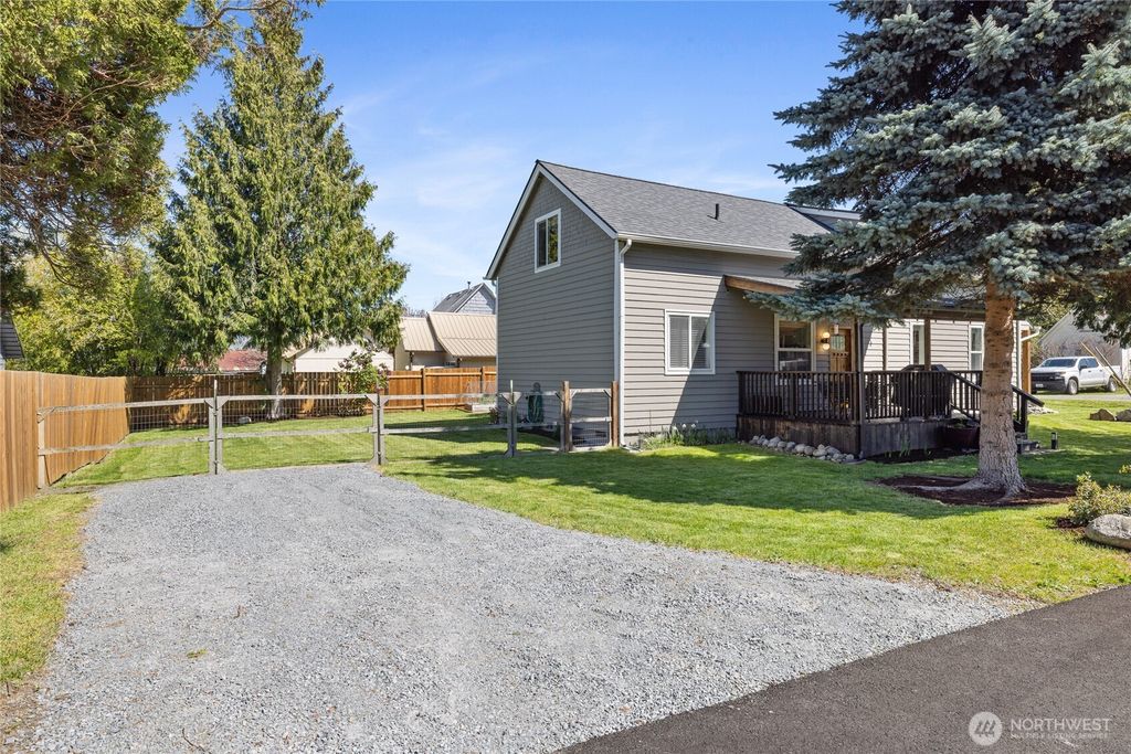 Photo of 214 Adams Avenue S, Eatonville, WA 98328 (MLS # 2514309)