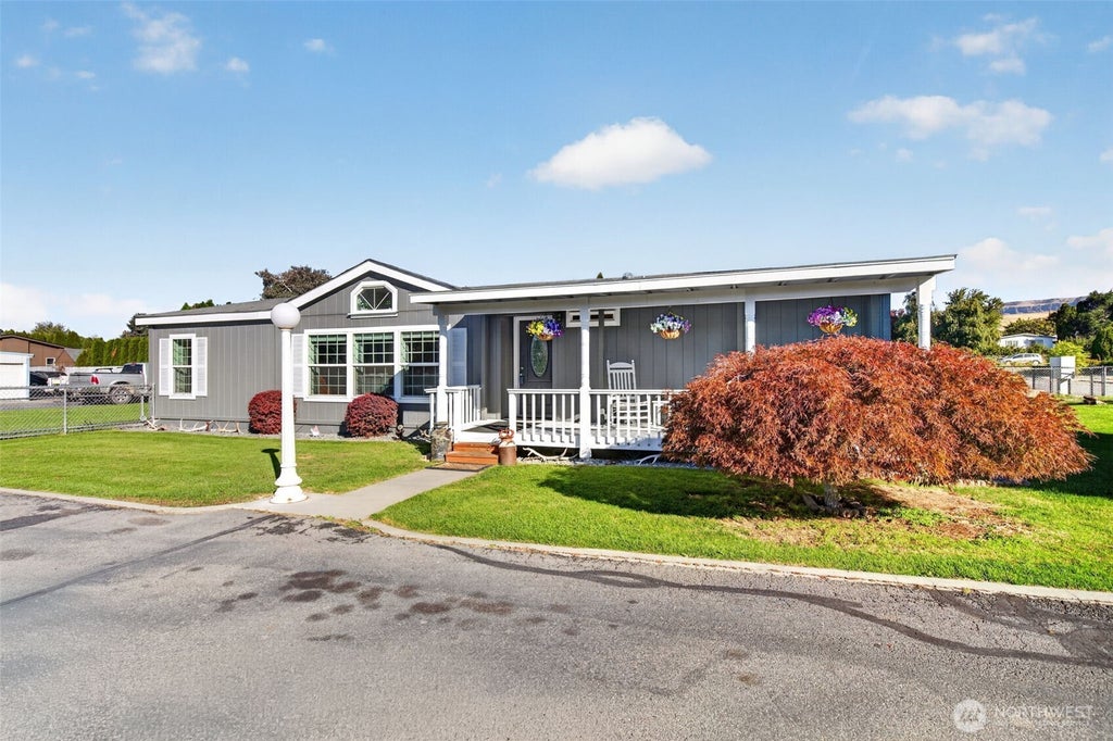 Photo of 407 Nightengale Place, East Wenatchee, WA 98802 (MLS # 2591175)
