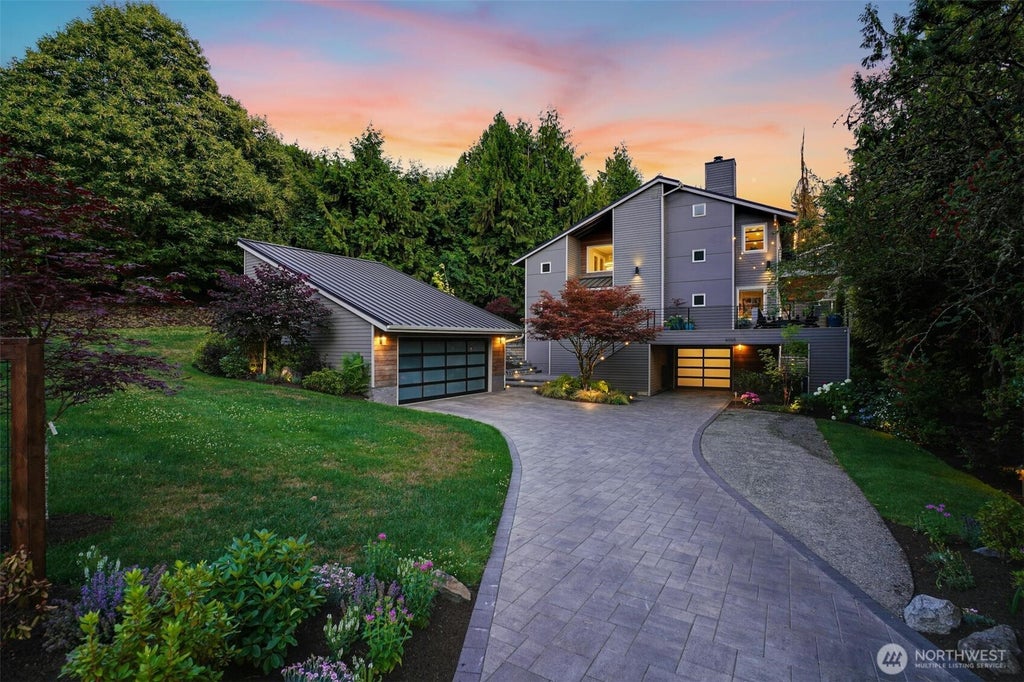 Photo of 6065 NE 135th Street, Kirkland, WA 98034 (MLS # 2573514)