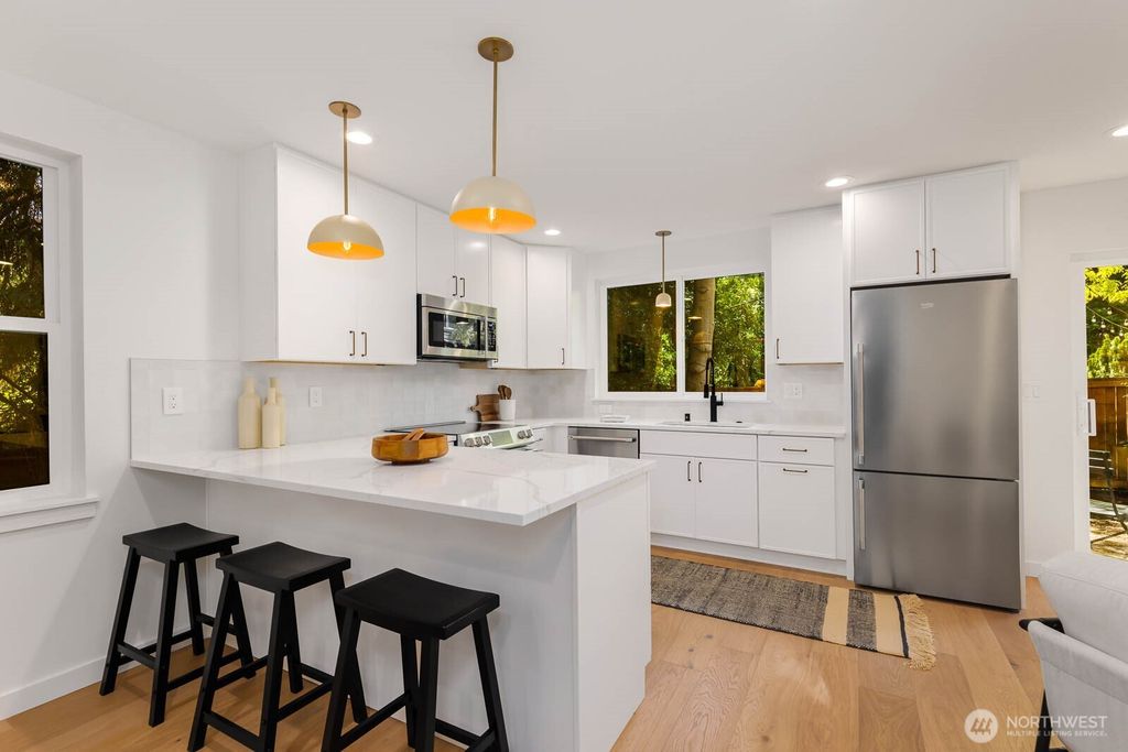listing image 9360755945856109898