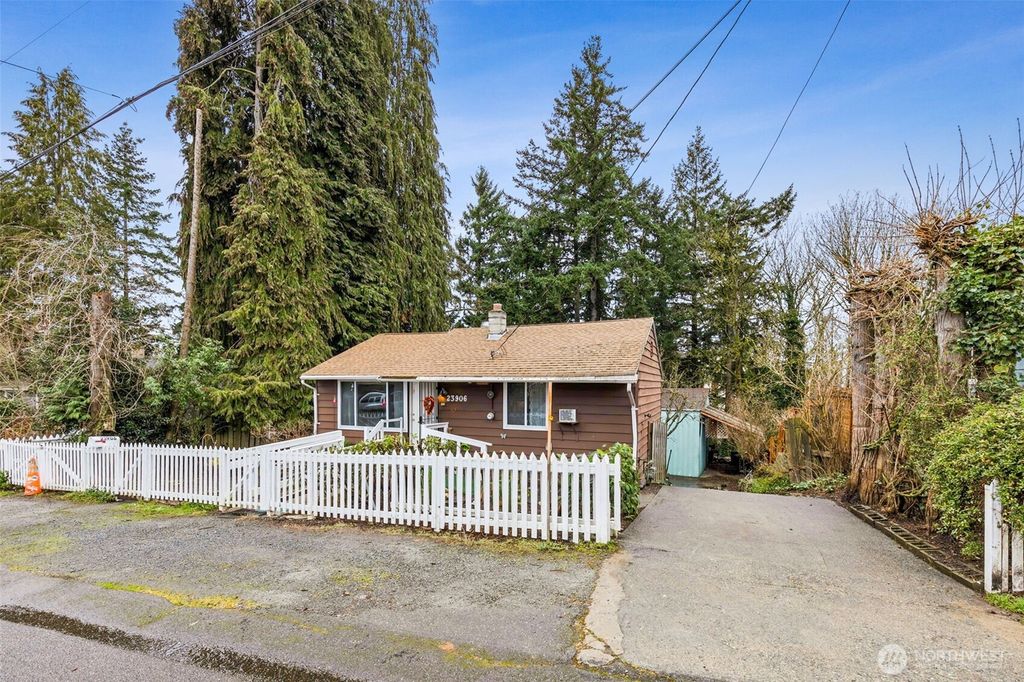 Photo of 23906 60th Avenue W, Mountlake Terrace, WA 98043 (MLS # 2487388)
