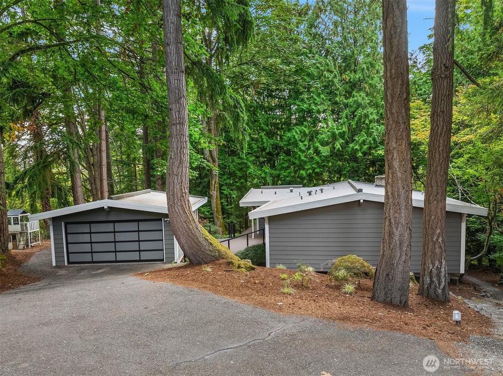Photo of 9 Mt Pilchuck Avenue NW, Issaquah, WA 98027 (MLS # 2587195)