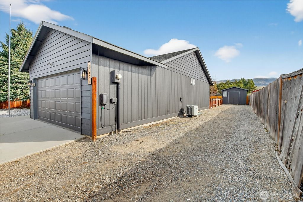 Photo of 2532 Aviation Drive, East Wenatchee, WA 98802 (MLS # 2498170)