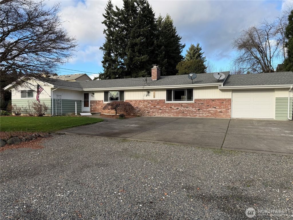 Photo of 1423 34th Avenue Ct SW, Puyallup, WA 98373 (MLS # 2469120)