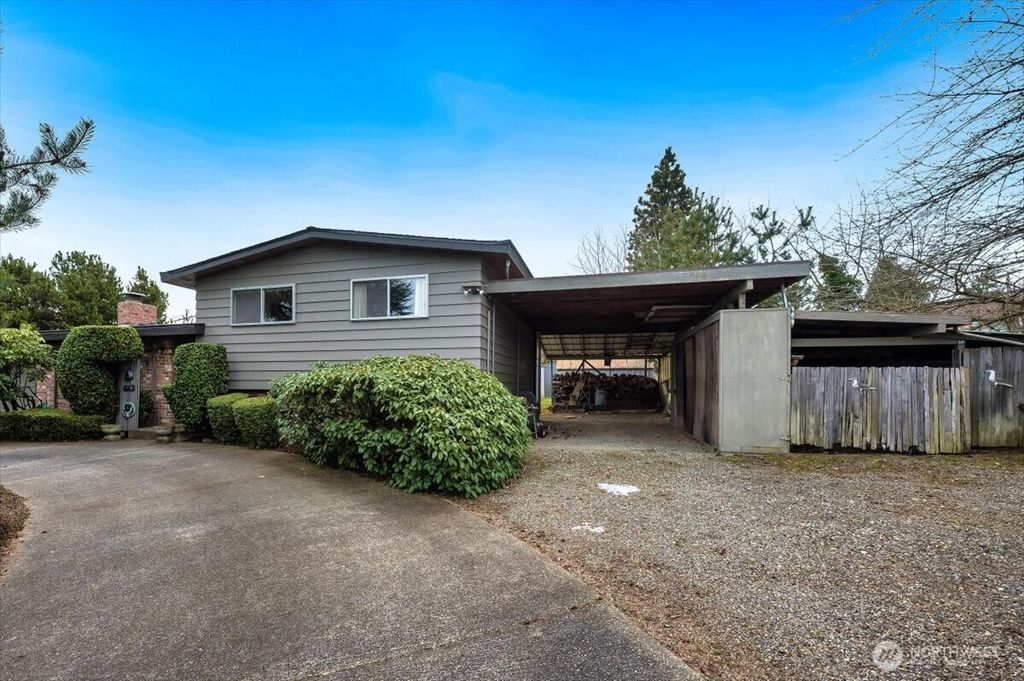 Photo of 613 S 16th Street, Renton, WA 98055 (MLS # 2332650)