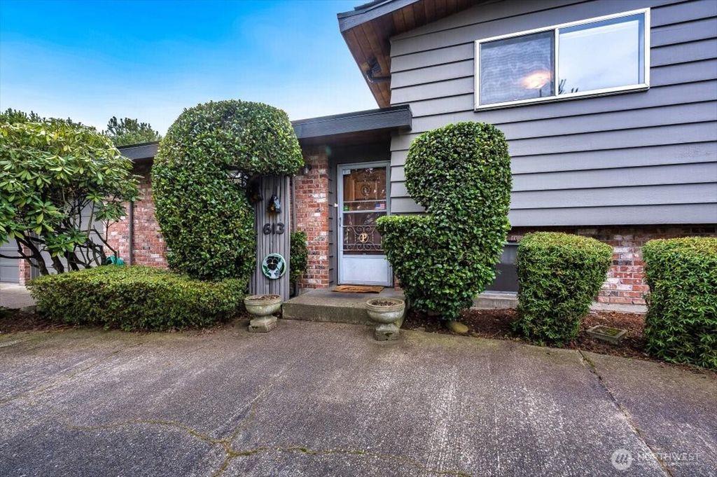 Photo of 613 S 16th Street, Renton, WA 98055 (MLS # 2332650)