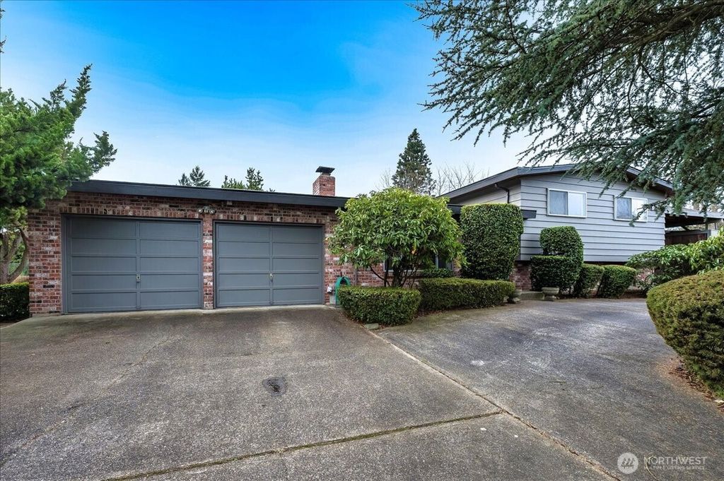 Photo of 613 S 16th Street, Renton, WA 98055 (MLS # 2332650)