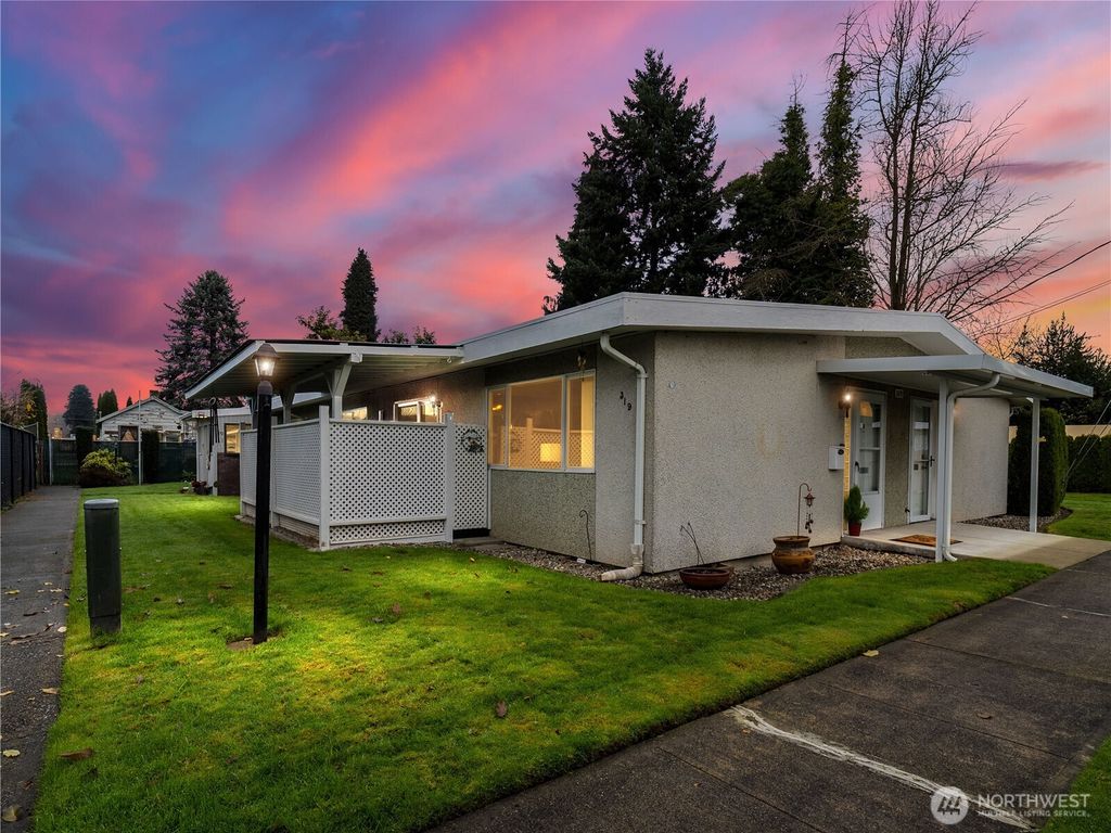 Photo of 319 7th SE #1, Puyallup, WA 98372 (MLS # 2458735)