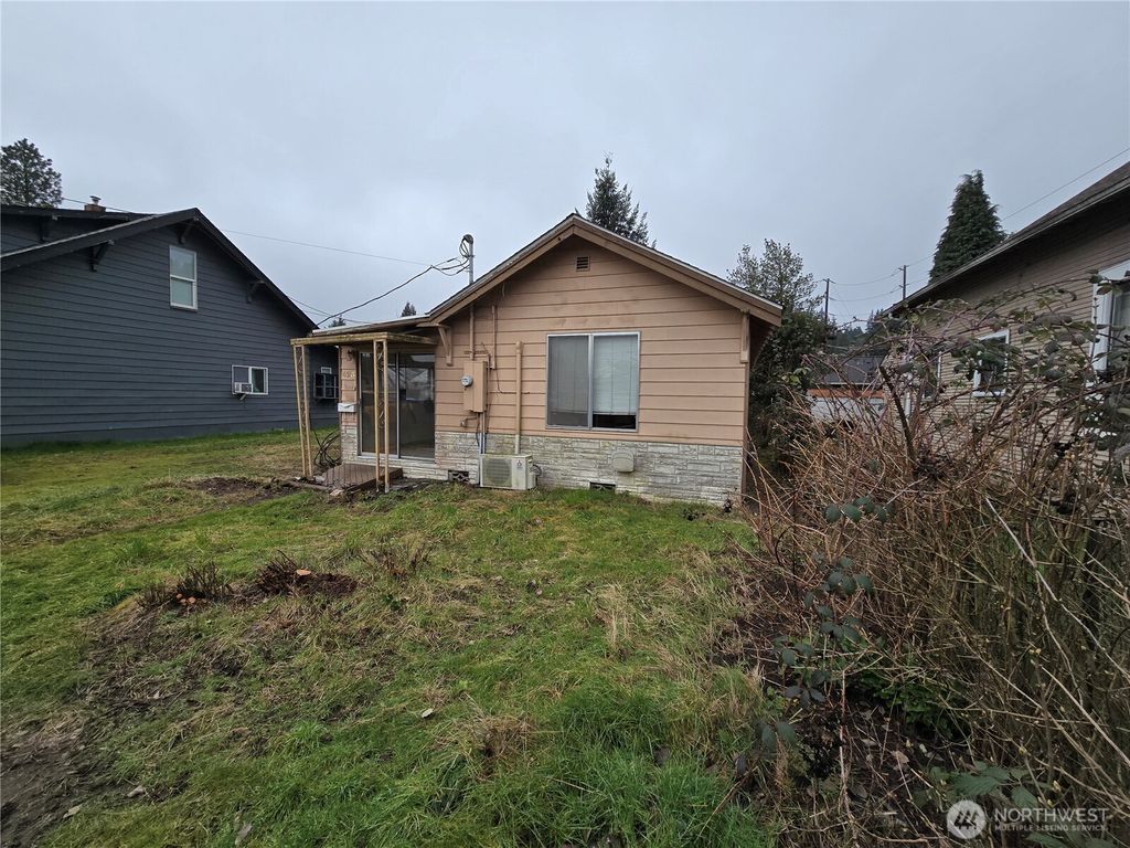 Photo of 423 LONG Avenue, Kelso, WA 98626 (MLS # 2485476)