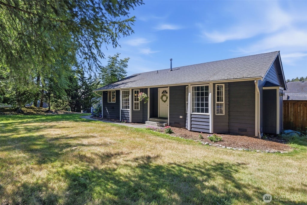 Photo of 1425 128th Drive NE, Lake Stevens, WA 98258 (MLS # 2565802)