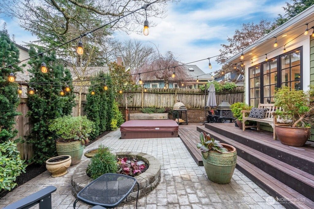 Photo of 106 NE 46th Street, Seattle, WA 98105 (MLS # 2469181)