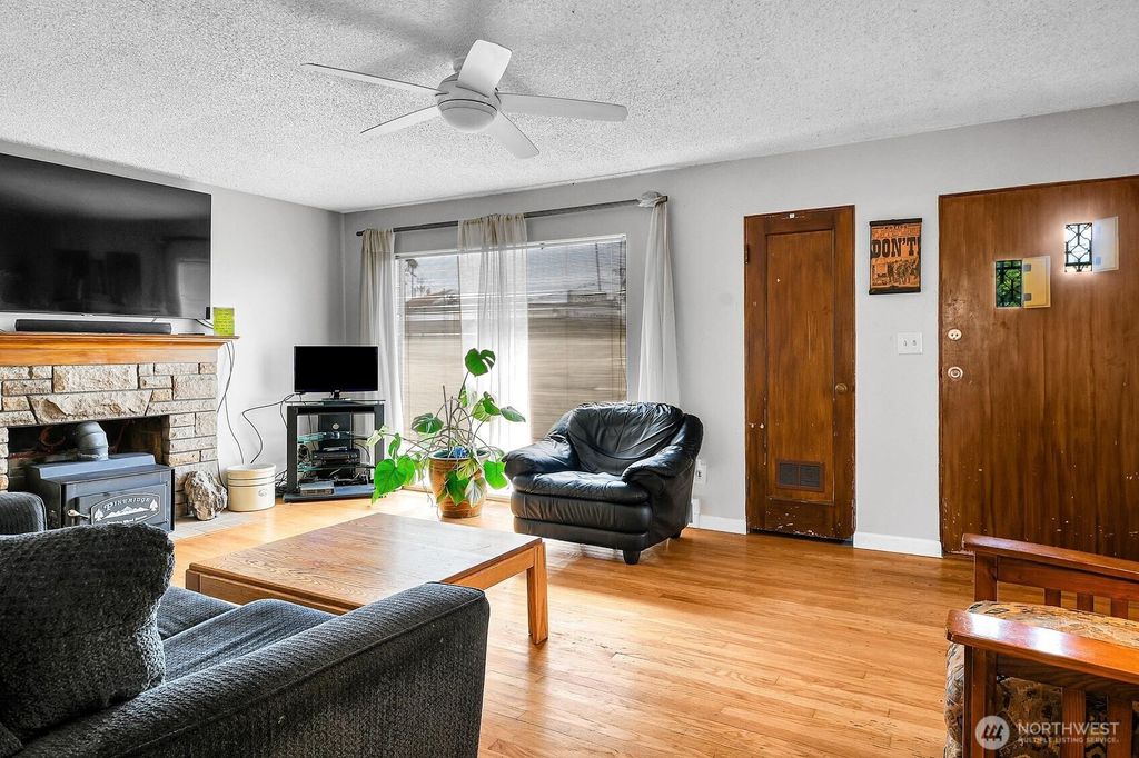 Photo of 9713 4th Avenue W, Everett, WA 98204 (MLS # 2403538)