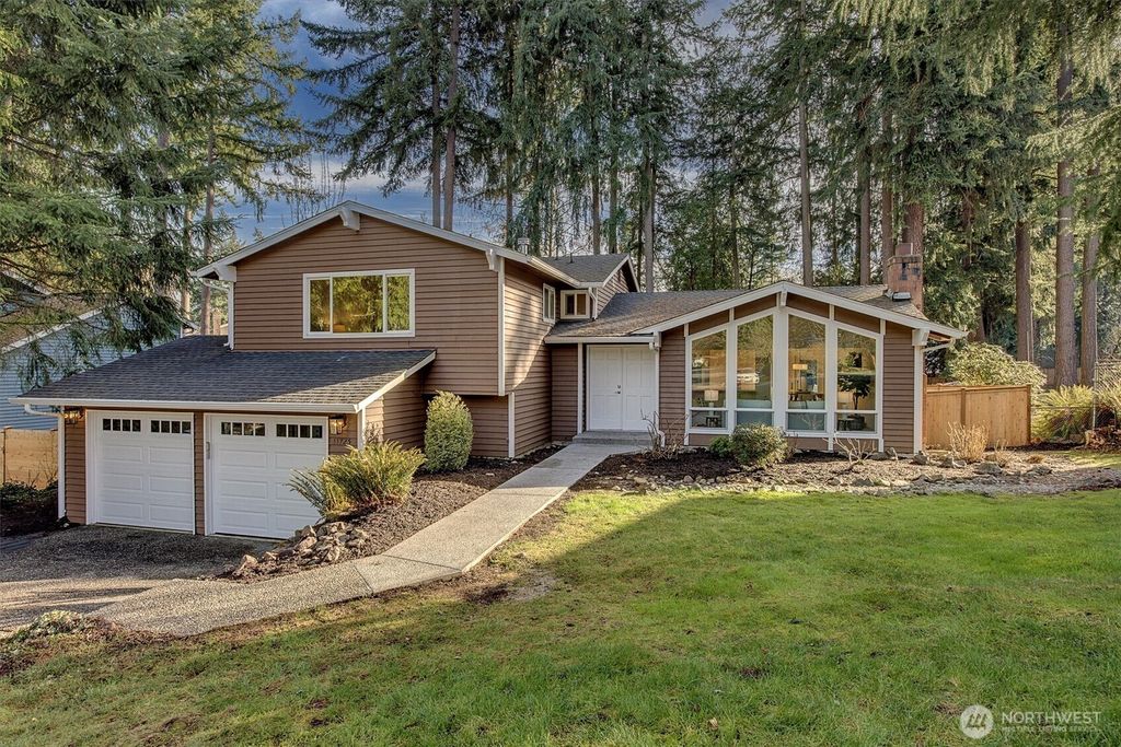 Photo of 11725 NE 102nd Place, Kirkland, WA 98033 (MLS # 2471191)