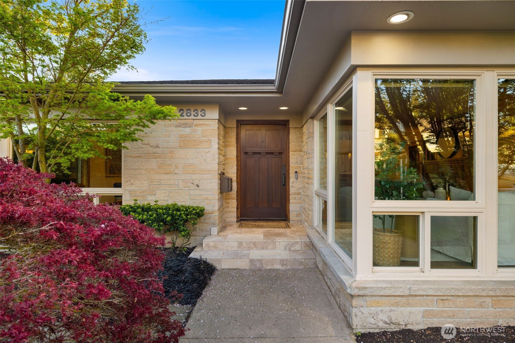 2833 W Viewmont Way W