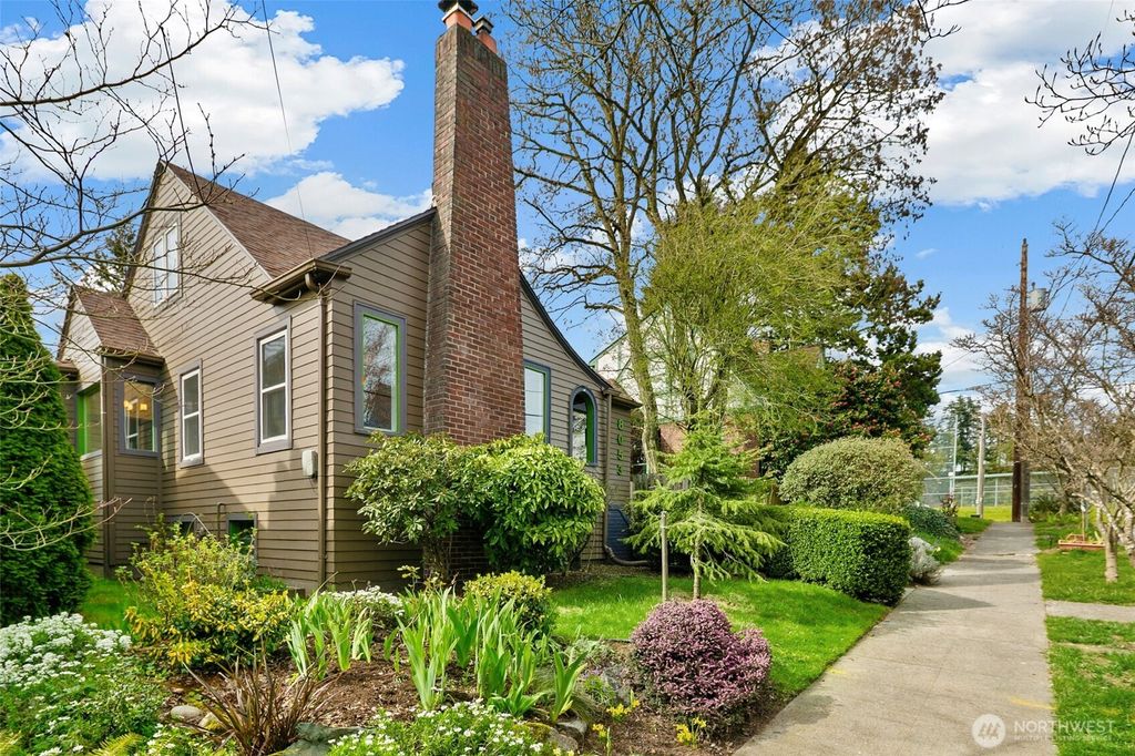 Photo of 8053 Brooklyn Avenue NE, Seattle, WA 98115 (MLS # 2501965)