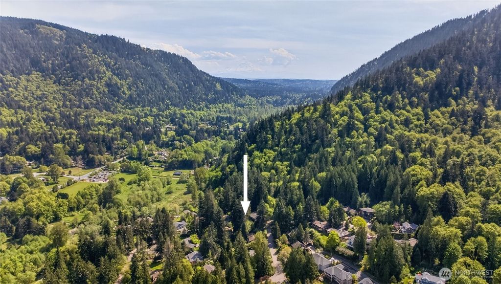 Photo of 37 x Crystal Creek Cir WAY, Issaquah, WA 98027 (MLS # 2516832)