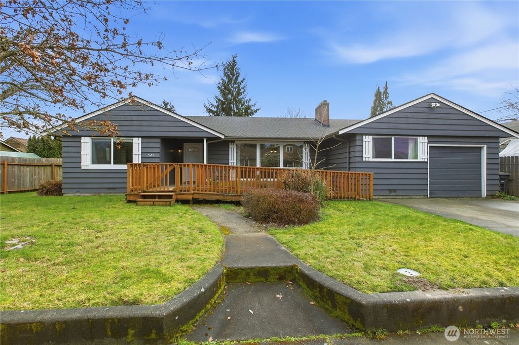 Photo of 924 7th Avenue NW, Puyallup, WA 98371 (MLS # 2497783)