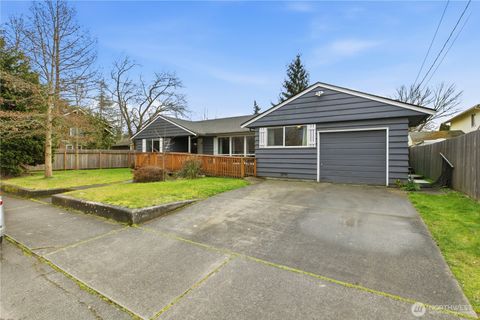 Photo of 924 7th Avenue NW, Puyallup, WA 98371 (MLS # 2497783)