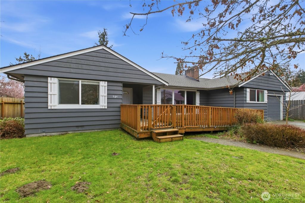 Photo of 924 7th Avenue NW, Puyallup, WA 98371 (MLS # 2497783)