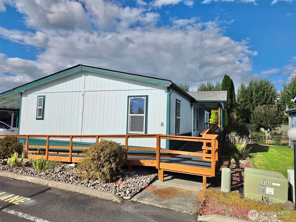 Photo of 8 Heritage Boulevard, Longview, WA 98632 (MLS # 2579255)