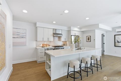 Photo of 10712 SE 2nd Street, Bellevue, WA 98004 (MLS # 2503994)