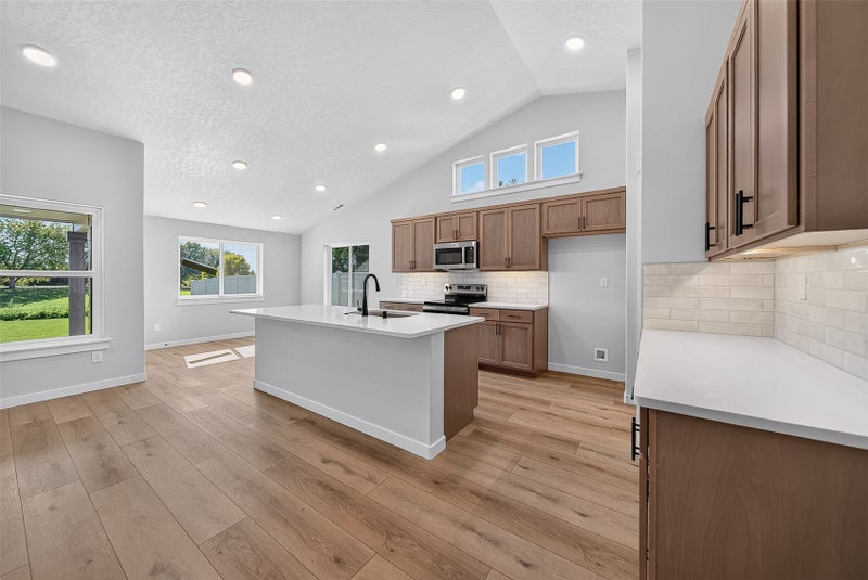 819 Ava St