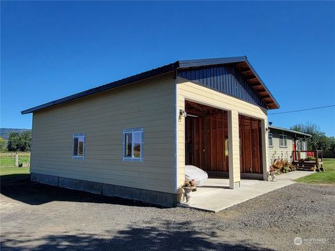 A home in Cathlamet