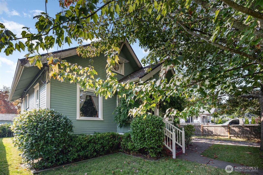 Photo of 2102 Jackson Avenue, Everett, WA 98203 (MLS # 2437905)
