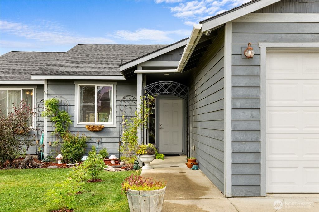 Photo of 2005 W Peakview Drive, Ellensburg, WA 98926 (MLS # 2477163)