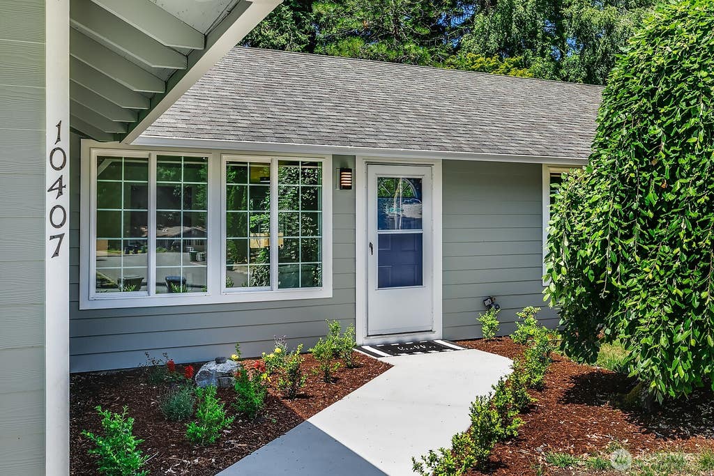 Photo of 10407 170th Avenue NE, Redmond, WA 98052 (MLS # 2543762)