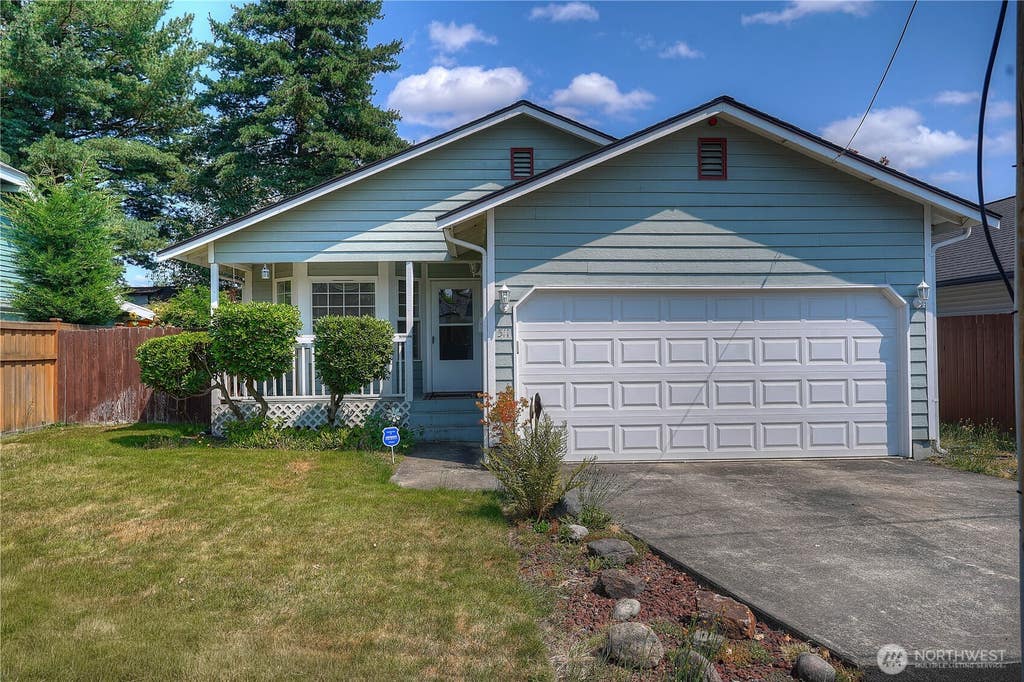 Photo of 511 6th Street NW, Puyallup, WA 98371 (MLS # 2562106)