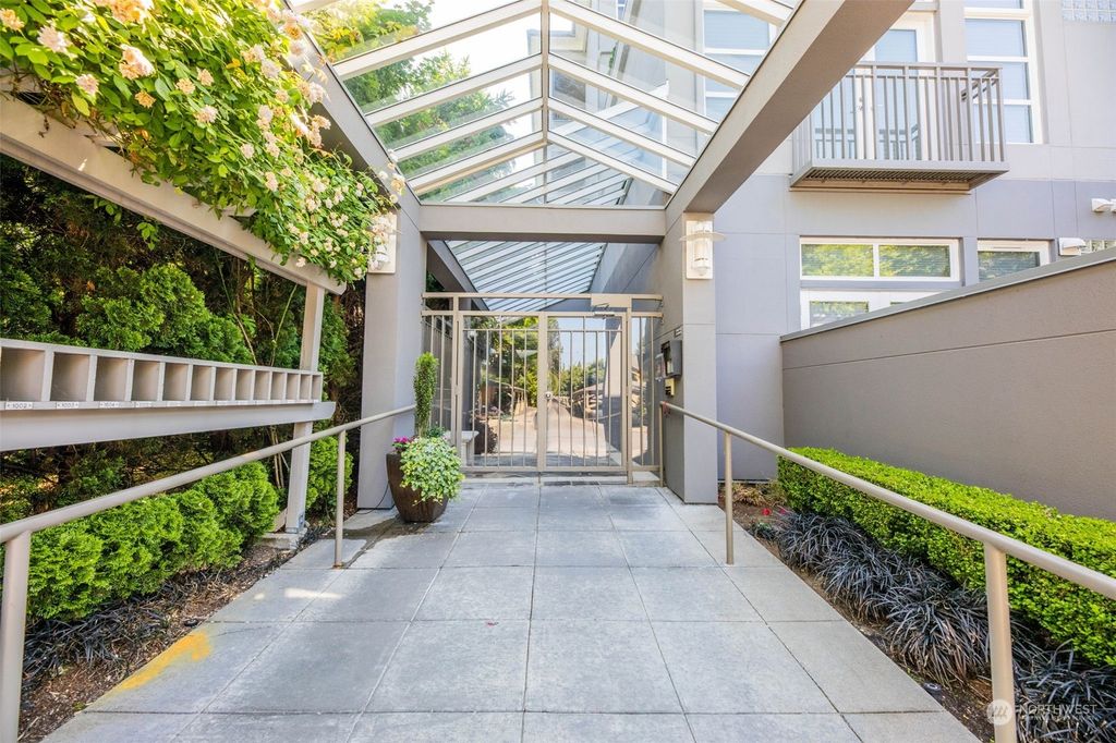 Photo of 602 5th Street #4003, Kirkland, WA 98033 (MLS # 2070281)