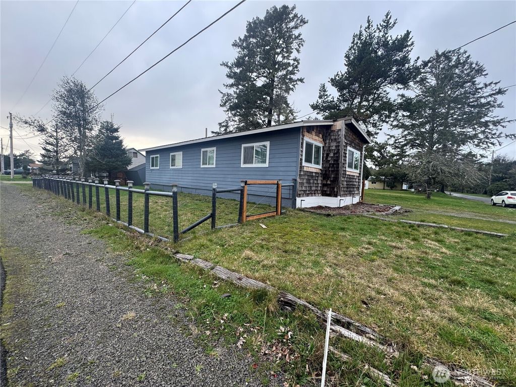 Photo of 2401 N Washington Street, Long Beach, WA 98631 (MLS # 2495771)
