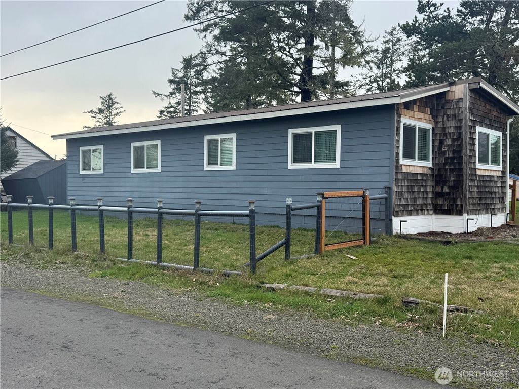 Photo of 2401 N Washington Street, Long Beach, WA 98631 (MLS # 2495771)