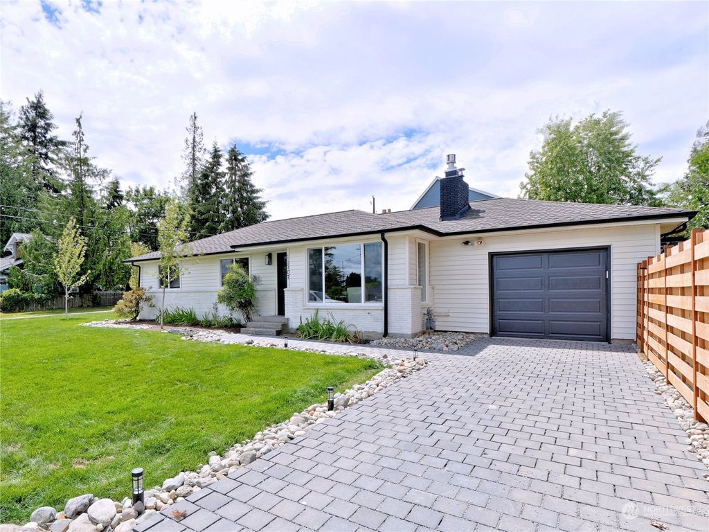 Photo of 11707 Fremont Avenue N, Seattle, WA 98133 (MLS # 2258902)