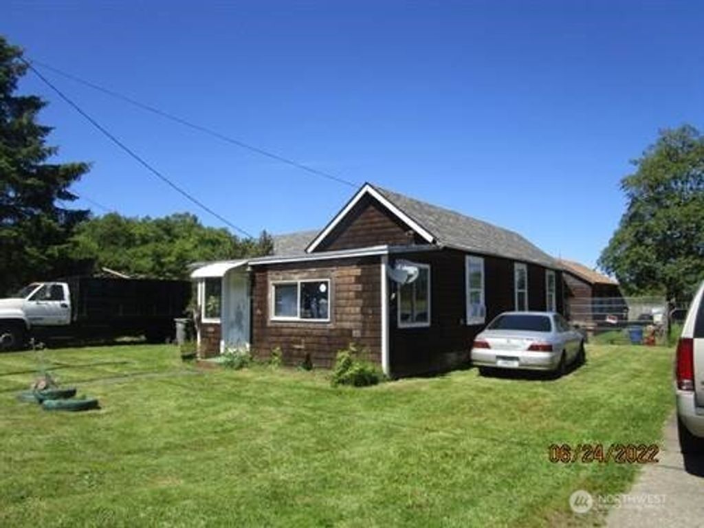 Photo of 317 1st Street, Cosmopolis, WA 98537 (MLS # 2533189)