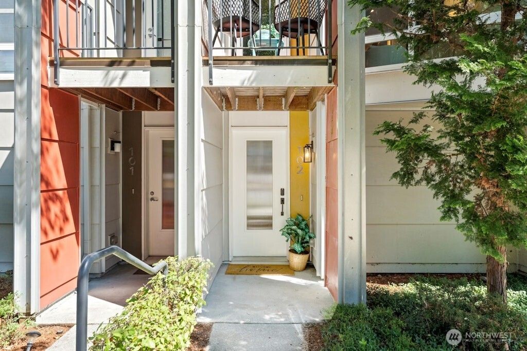 Photo of 15107 NE 81st Way #102, Redmond, WA 98052 (MLS # 2502847)