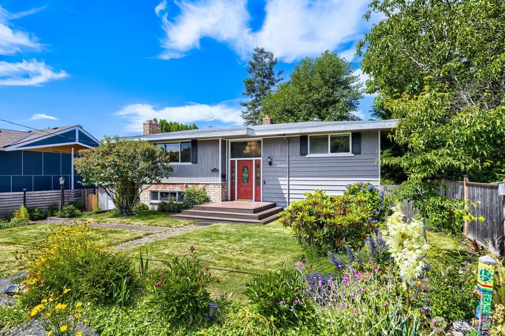 Photo of 7718 S 120th St ST, Seattle, WA 98178 (MLS # 2552164)